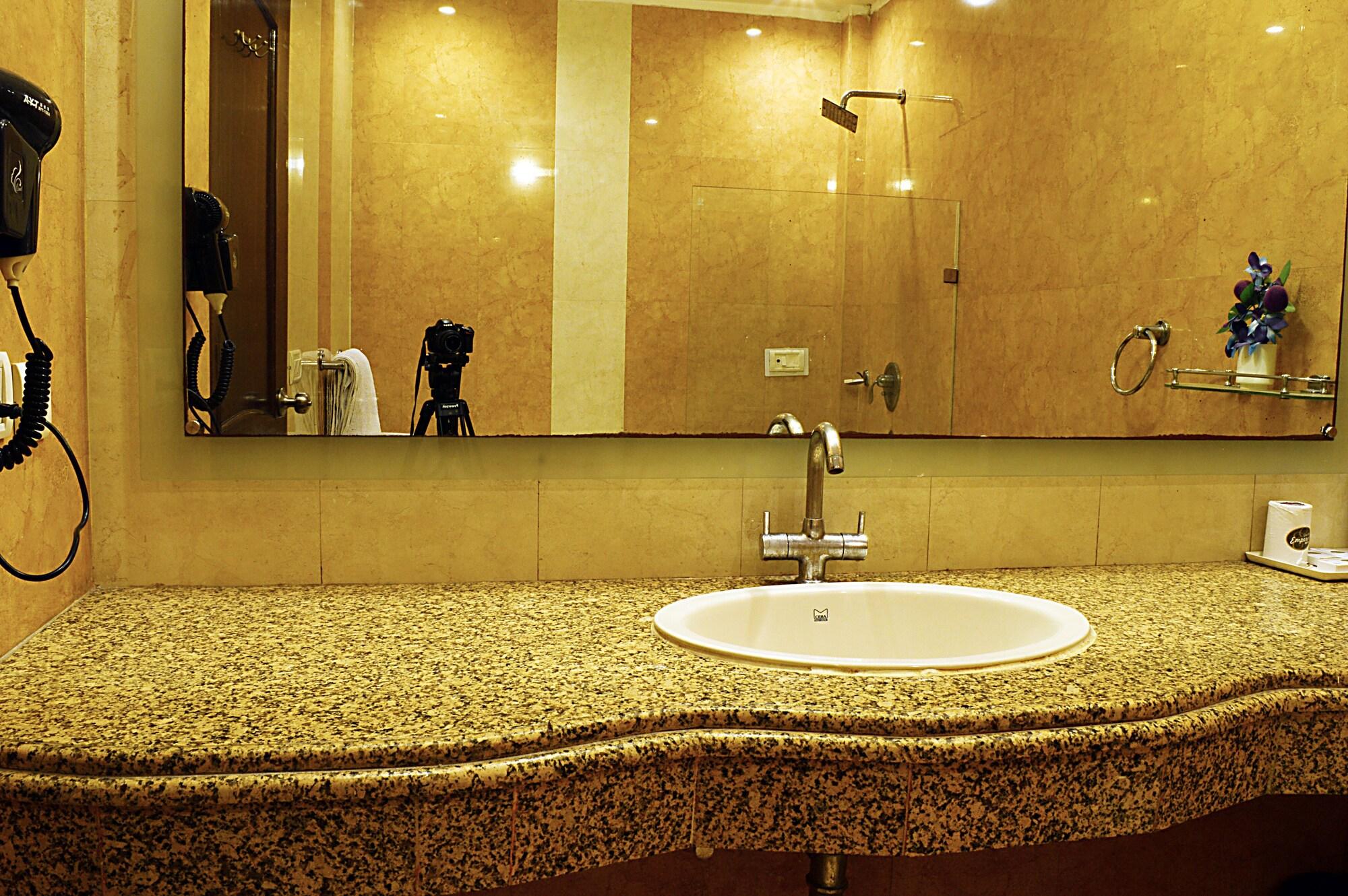 Hotel Emperor Palms Нью-Дели Экстерьер фото