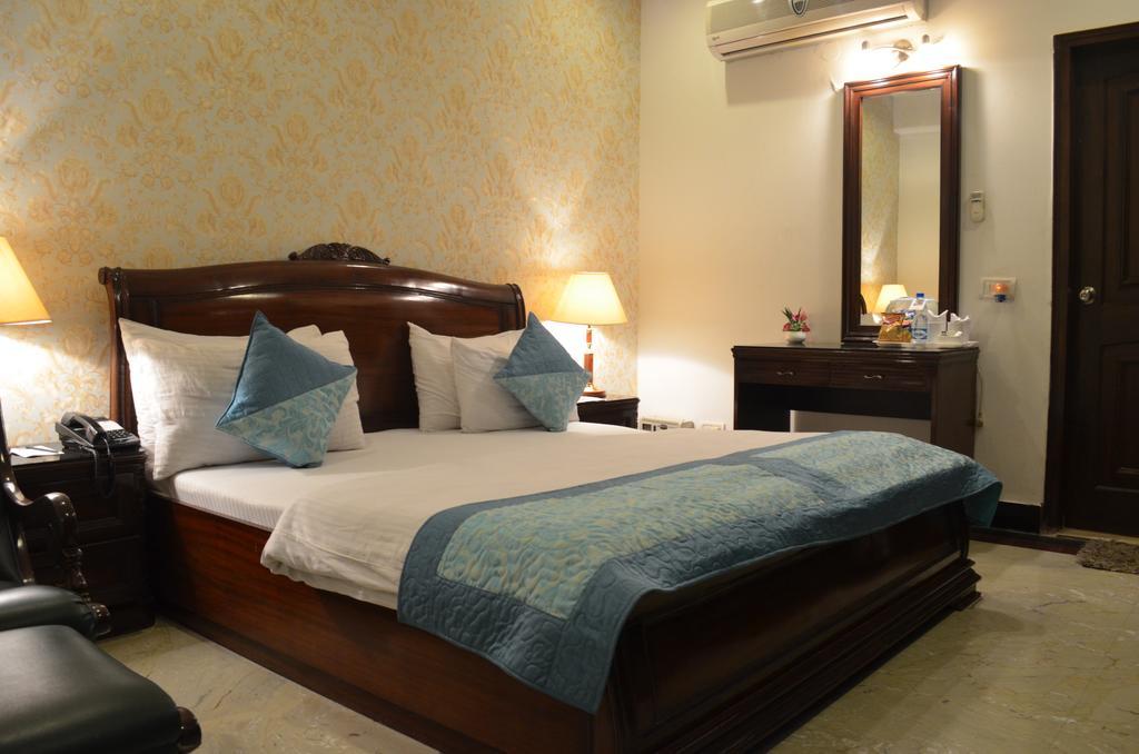 Hotel Emperor Palms Нью-Дели Экстерьер фото