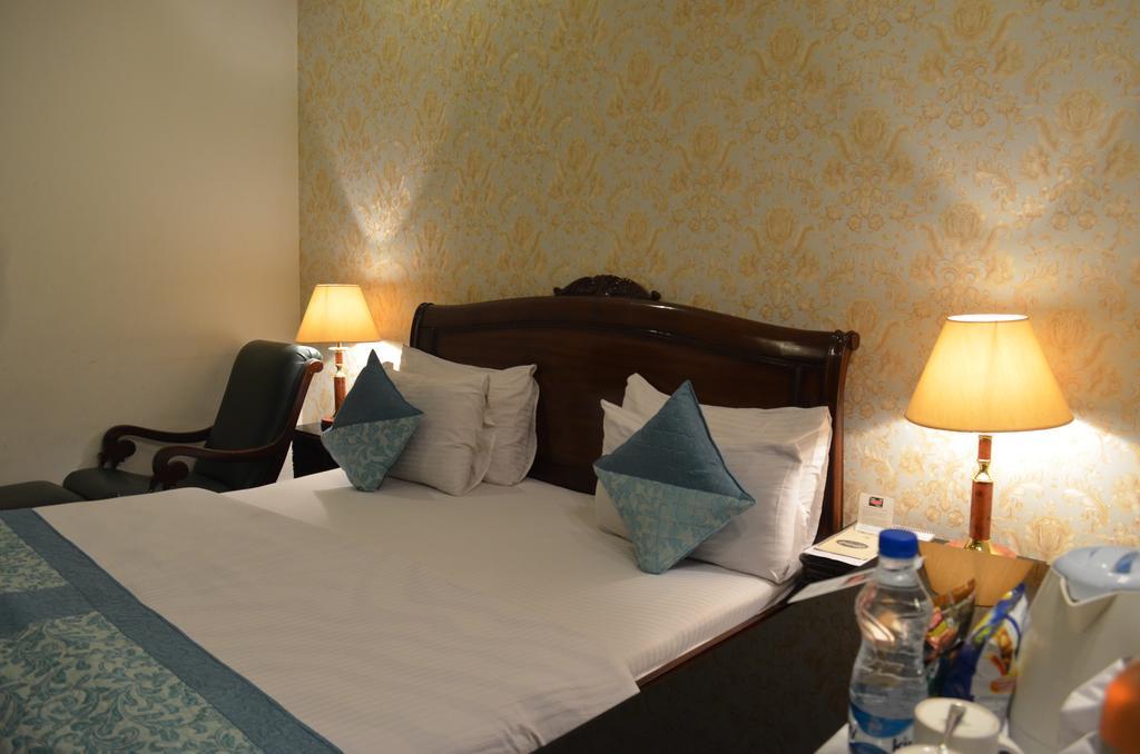 Hotel Emperor Palms Нью-Дели Экстерьер фото