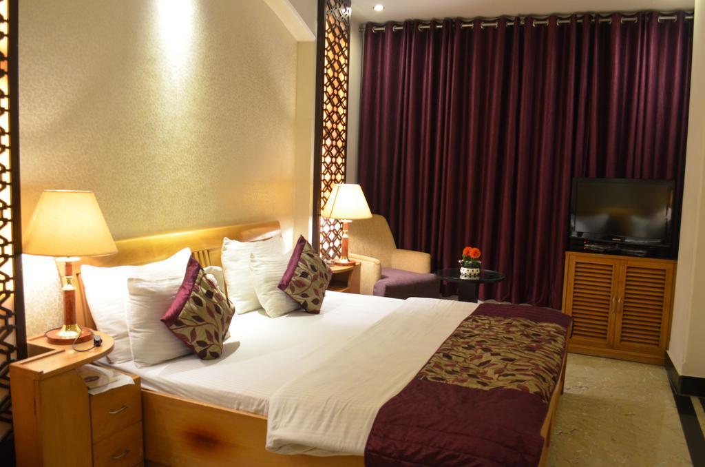 Hotel Emperor Palms Нью-Дели Экстерьер фото