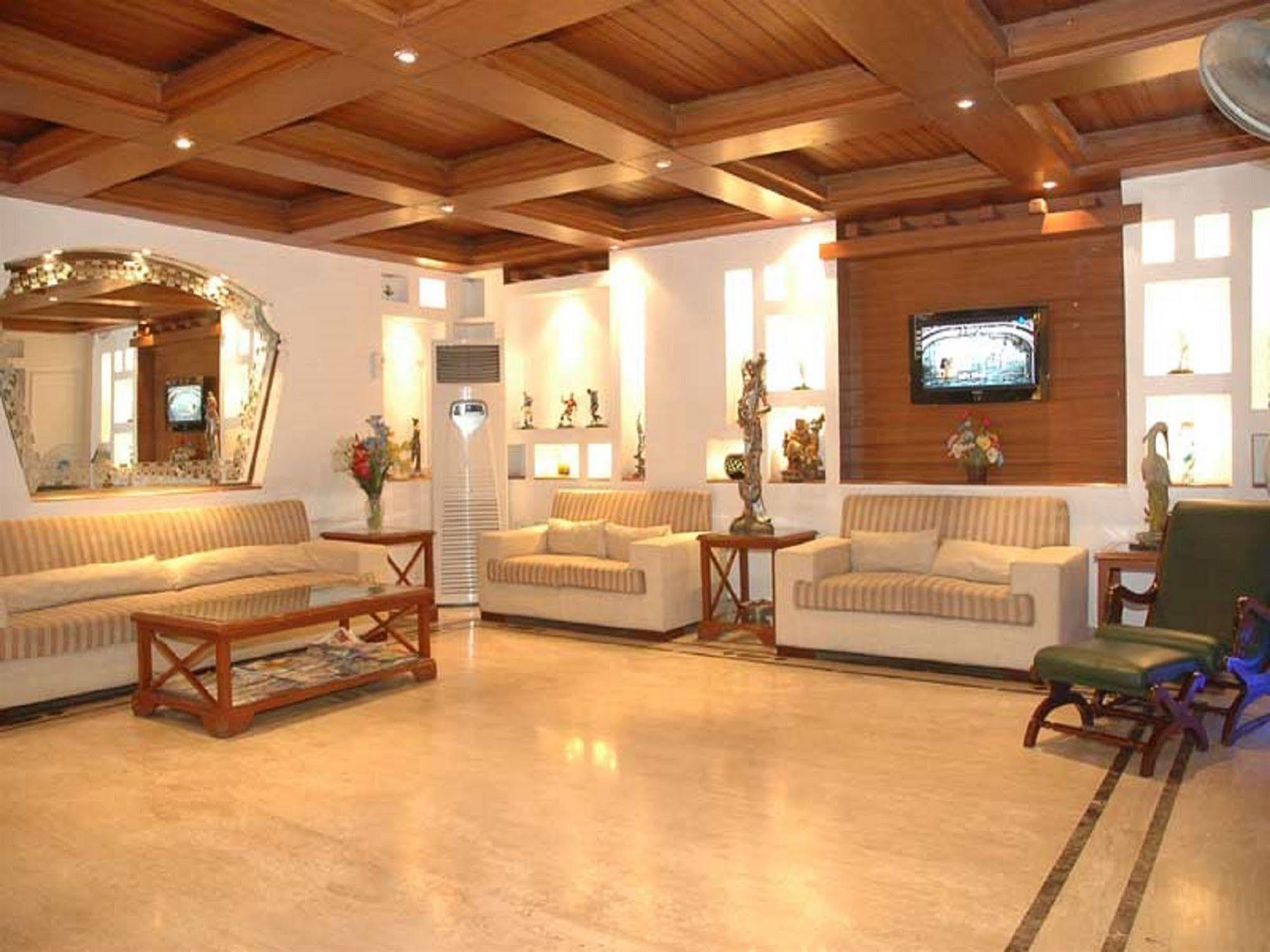 Hotel Emperor Palms Нью-Дели Экстерьер фото