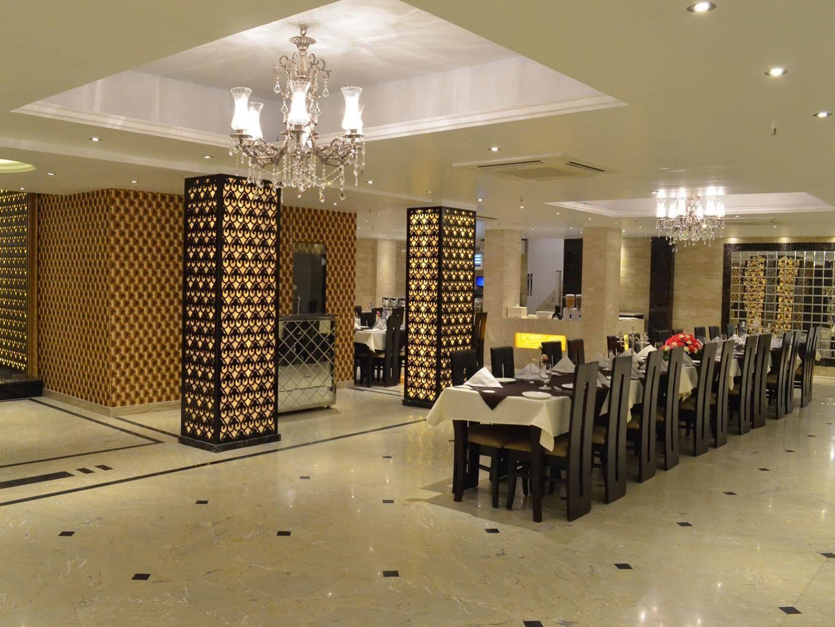 Hotel Emperor Palms Нью-Дели Экстерьер фото