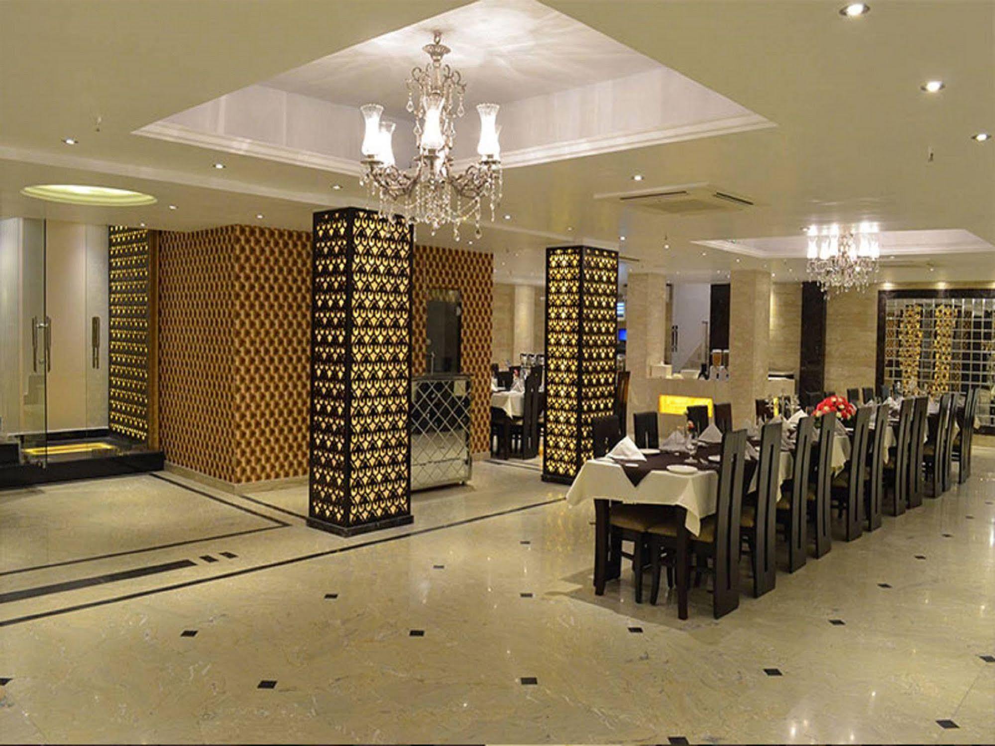 Hotel Emperor Palms Нью-Дели Экстерьер фото